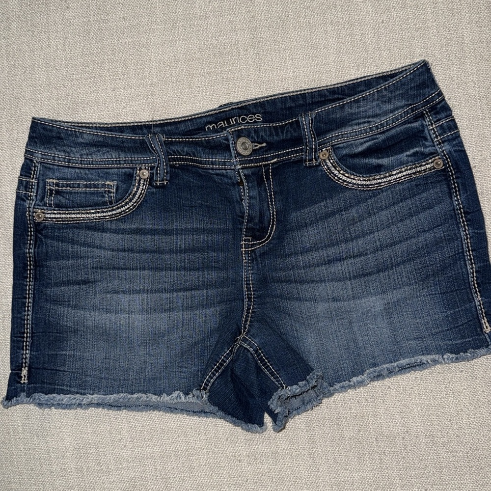 Maurices Shorts. Blue Denim W/Metallic threading/embroidery type design SZ 9/10